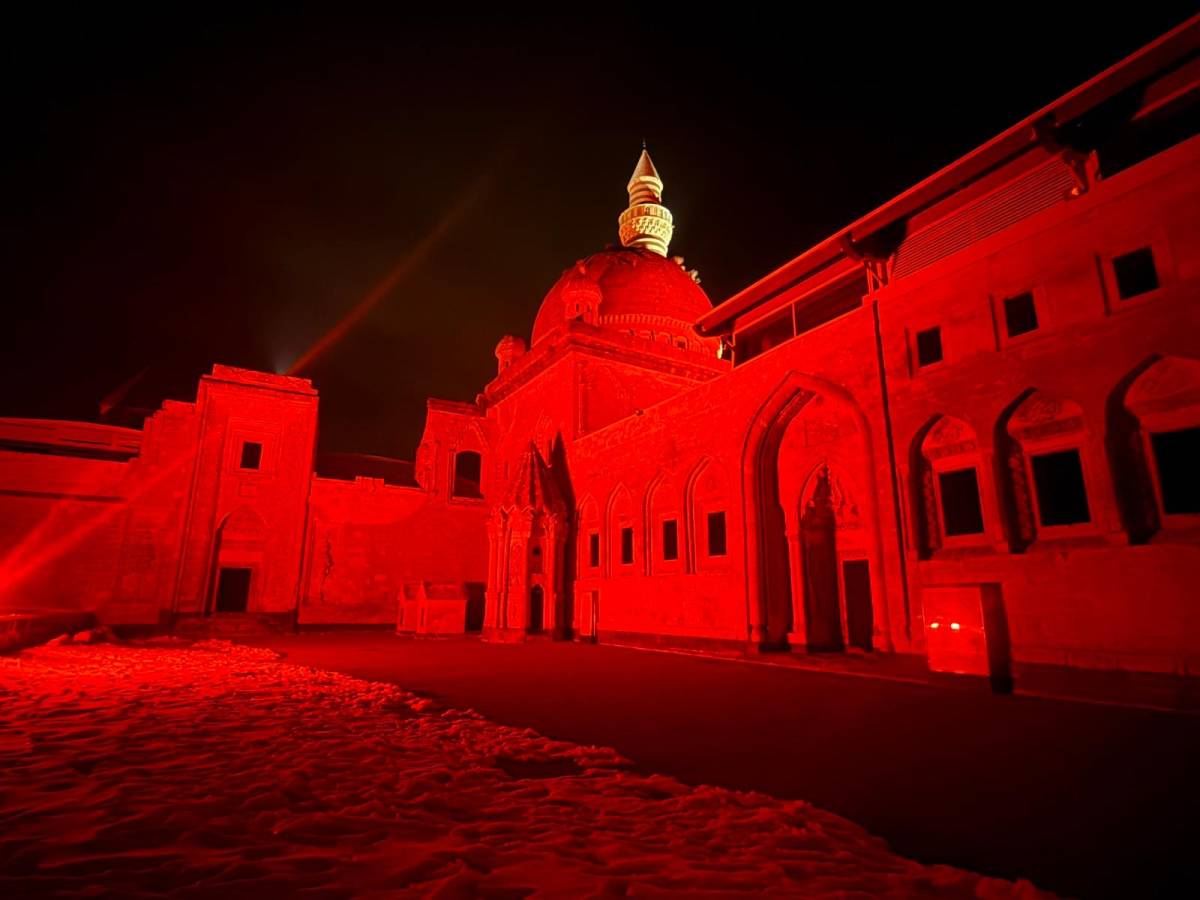 Ağrı’nın Tarihi Sarayı Tıp Bayramı’nda sağlık çalışanları için kırmızıya büründü