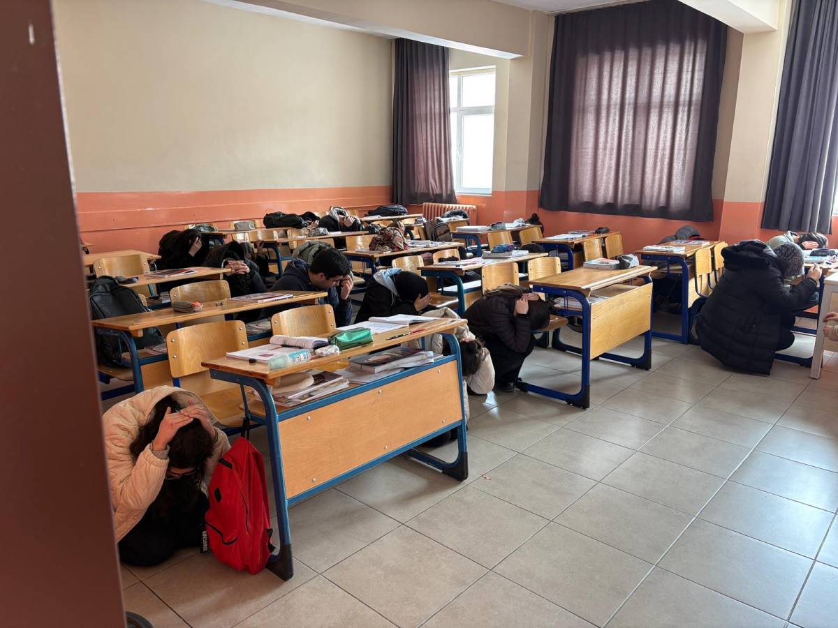 Ağrı’da okullarda “Çök-Kapan-Tutun” tatbikatı