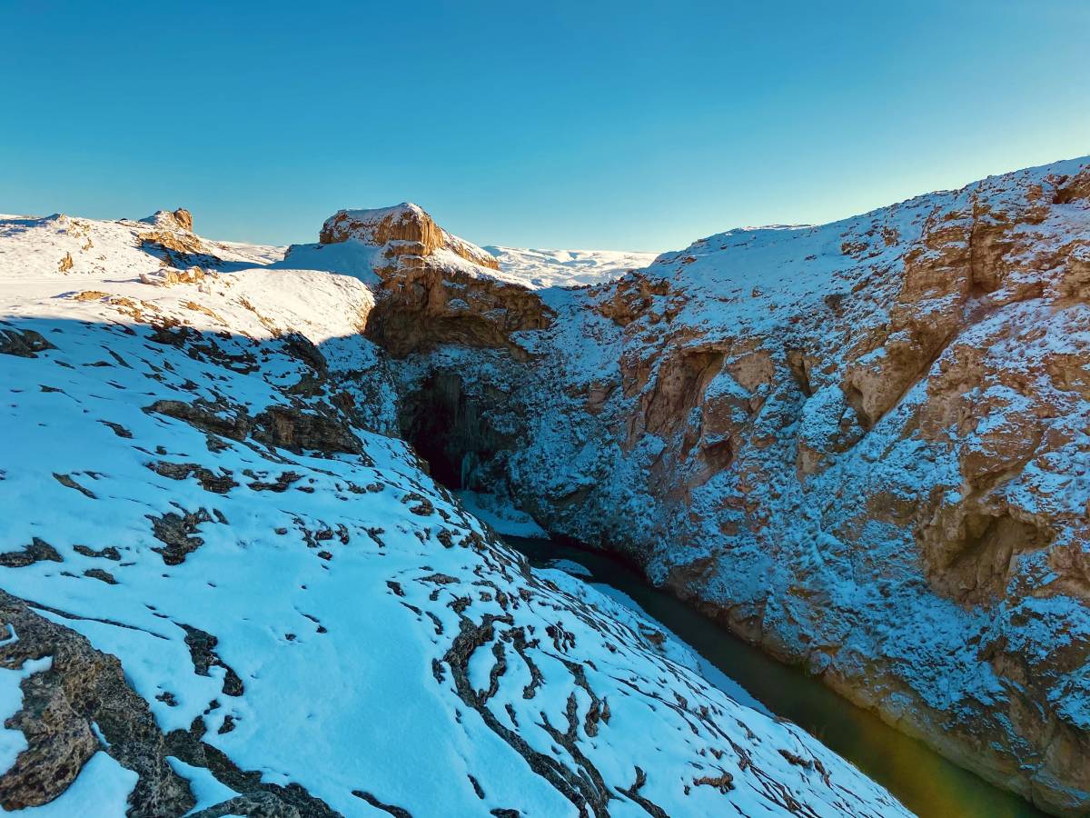 Diyadin’de Kudret Köprüsü Kış Manzarasıyla Büyüledi