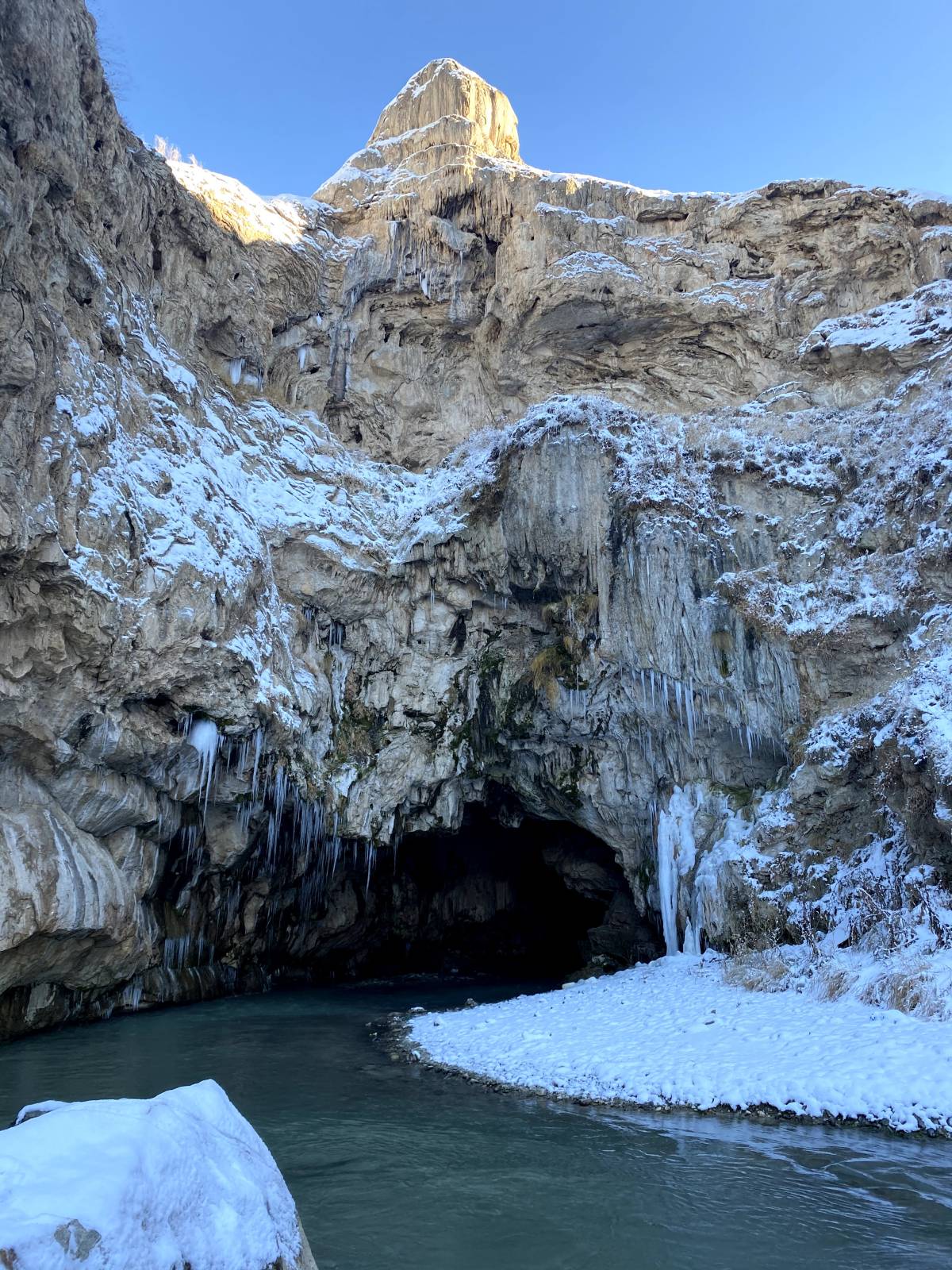 Diyadin’de Kudret Köprüsü Kış Manzarasıyla Büyüledi