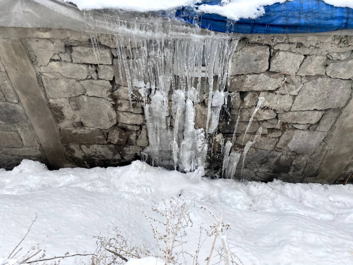 Ağrı’da soğuk hava buz sarkıtları oluşturdu