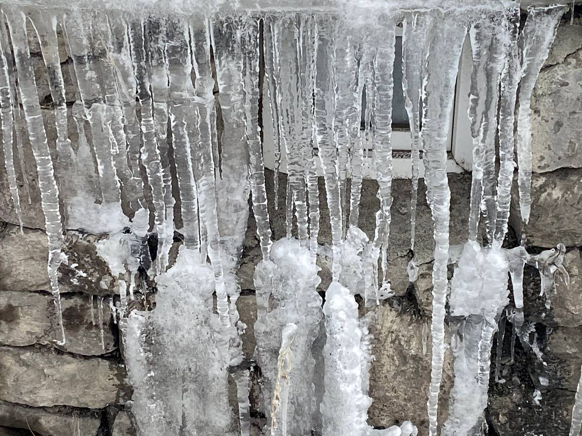 Ağrı’da soğuk hava buz sarkıtları oluşturdu