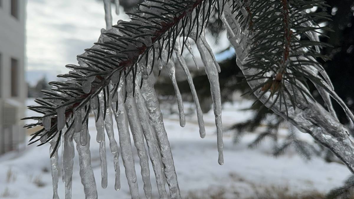 Ağrı’da soğuk hava buz sarkıtları oluşturdu