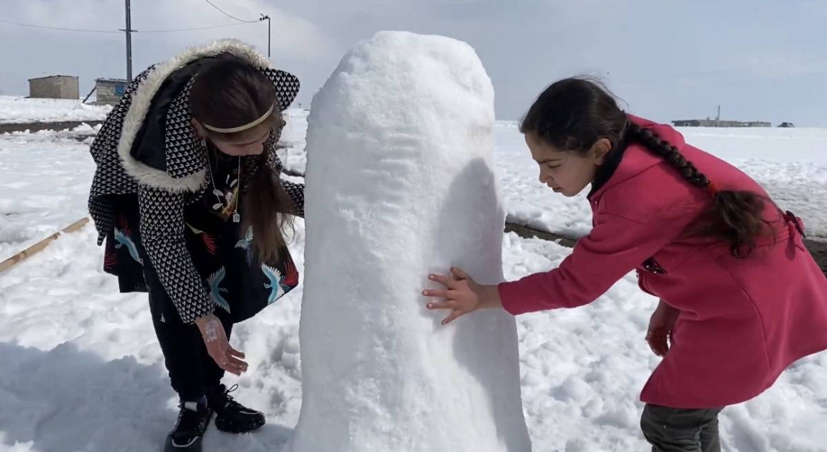 Ağrı’da güneş yüzünü gösterdi, çocuklar karın keyfini çıkardı