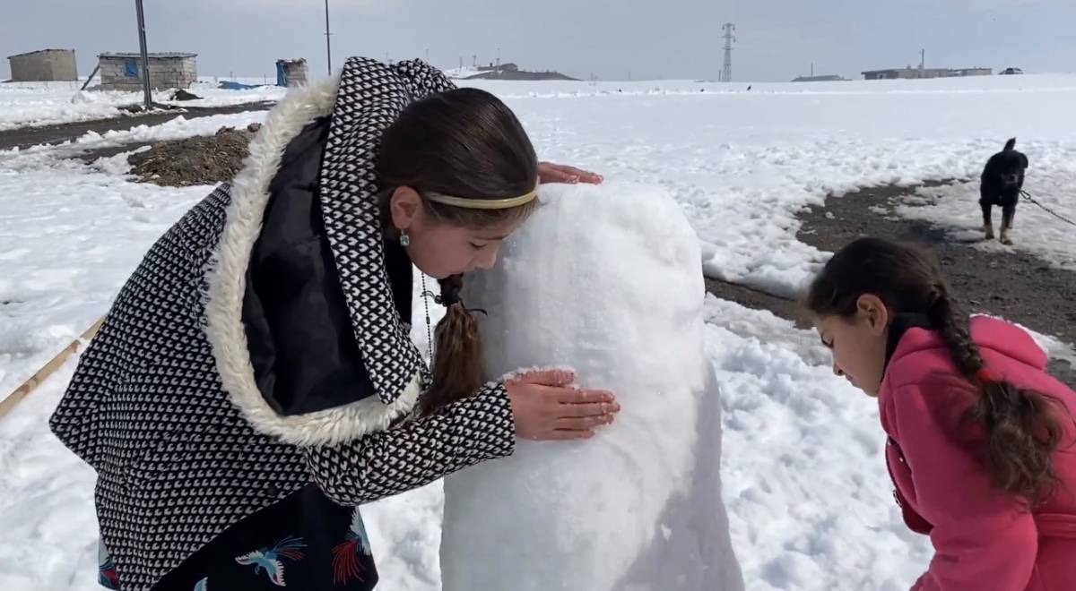 Ağrı’da güneş yüzünü gösterdi, çocuklar karın keyfini çıkardı
