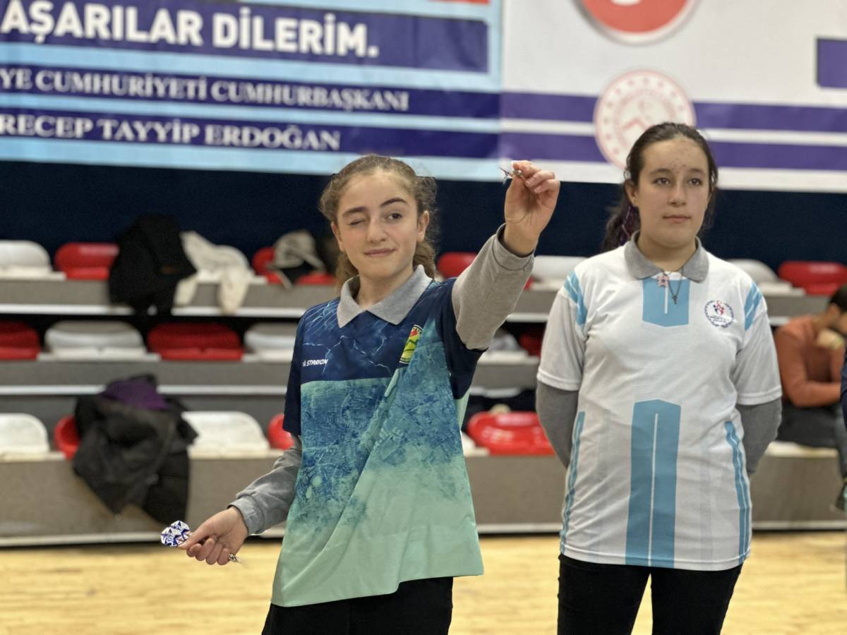 Ağrı’da gençler Dartta kıyasıya yarıştı