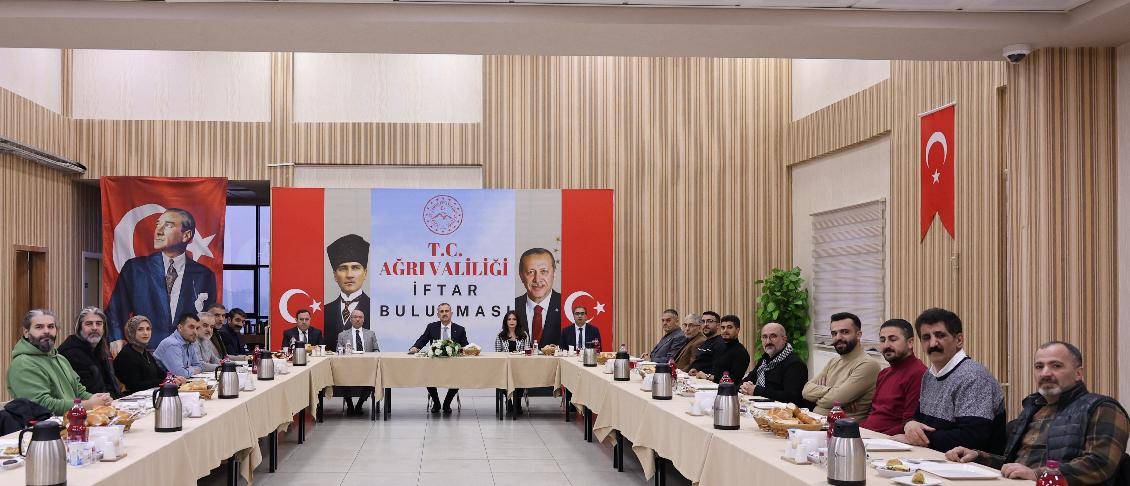 Vali Bozkurt basınla iftar sofrasında bir araya geldi