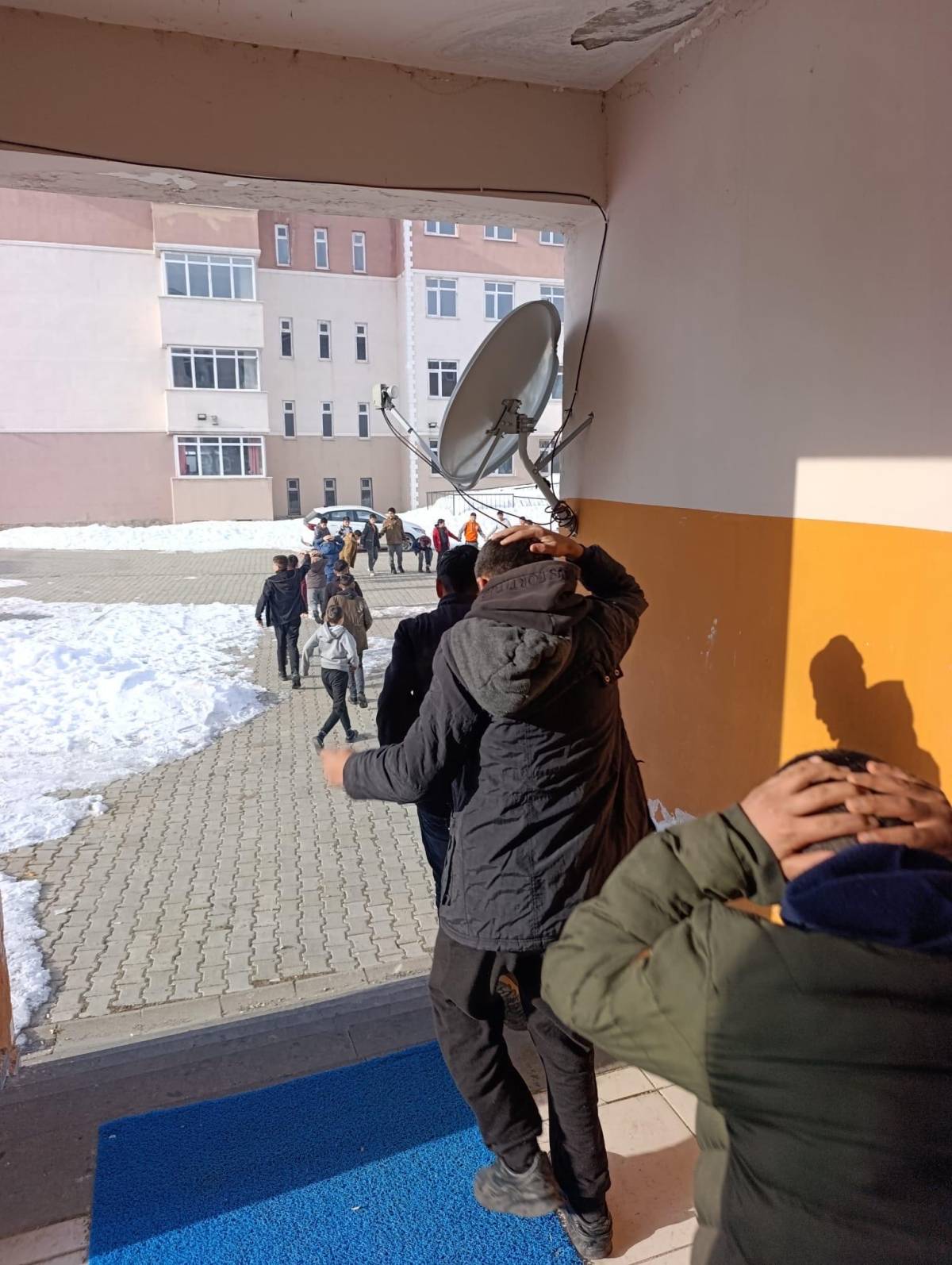 Hamur’da öğrencilere olası yangınlara karşı tatbikat eğitimi