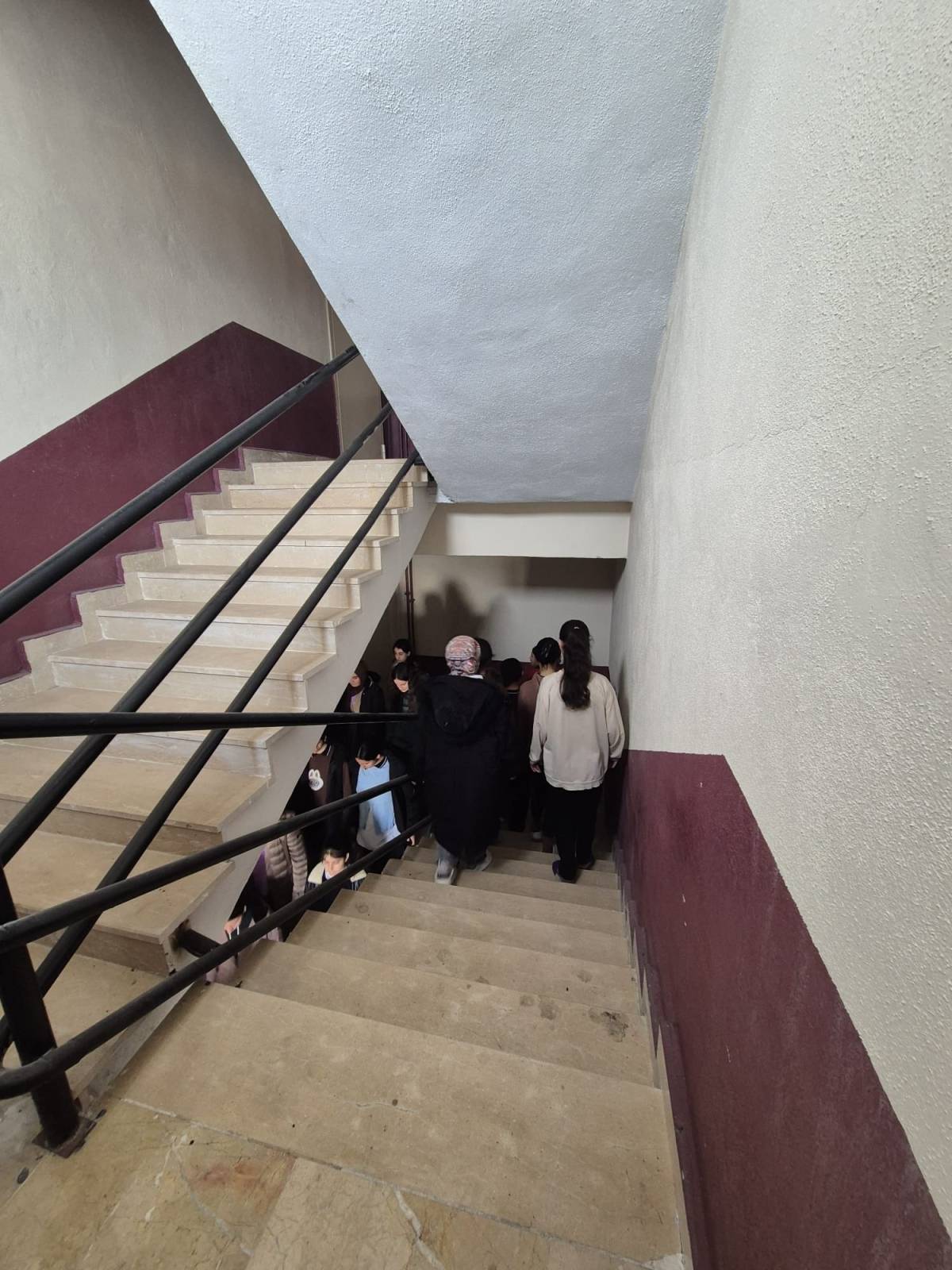 Hamur’da öğrencilere olası yangınlara karşı tatbikat eğitimi