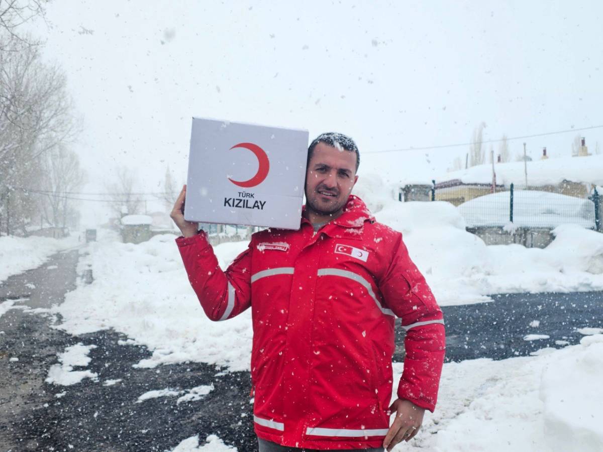 Kızılay Ağrı’da köy köy Ramazan bereketi ulaştırıyor