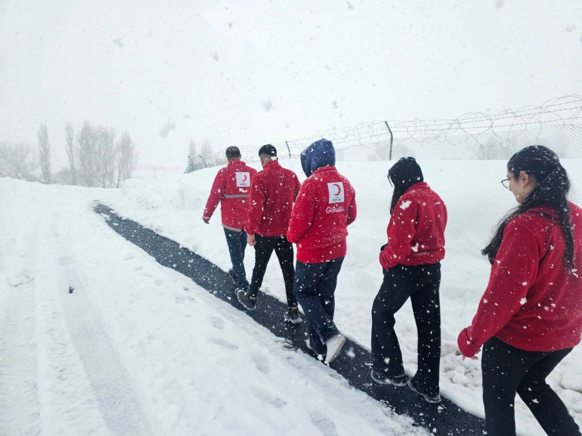 Kızılay Ağrı’da köy köy Ramazan bereketi ulaştırıyor
