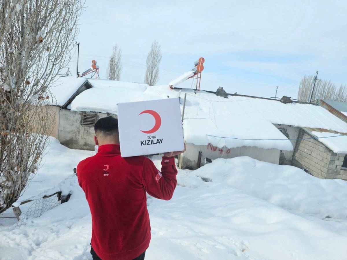Kızılay Ağrı’da köy köy Ramazan bereketi ulaştırıyor