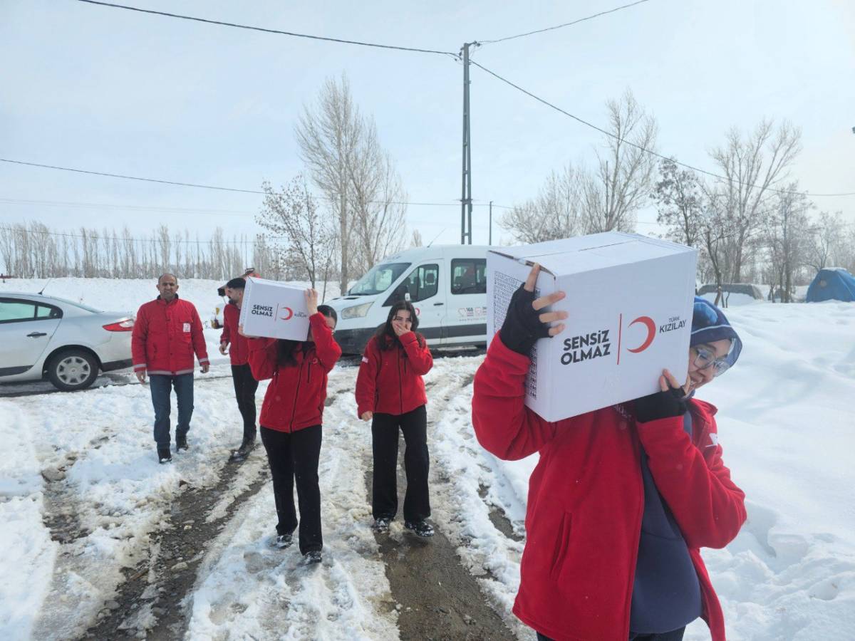 Kızılay Ağrı’da köy köy Ramazan bereketi ulaştırıyor