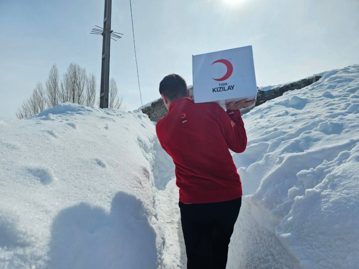 Kızılay Ağrı’da köy köy Ramazan bereketi ulaştırıyor
