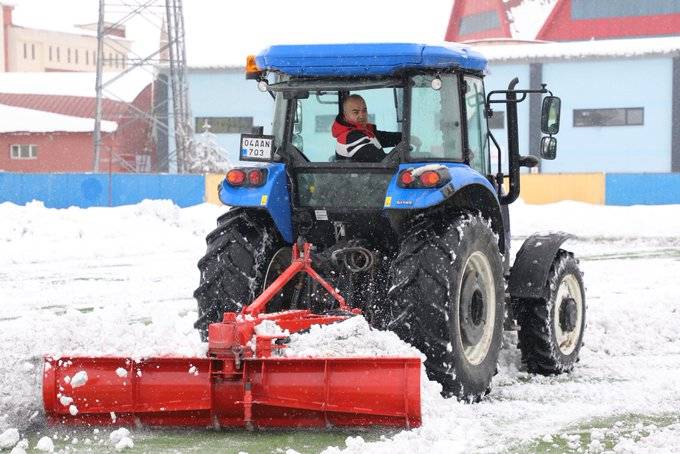 Ağrı Vali Lütfi Yiğenoğlu Stadyumu Maça Hazır