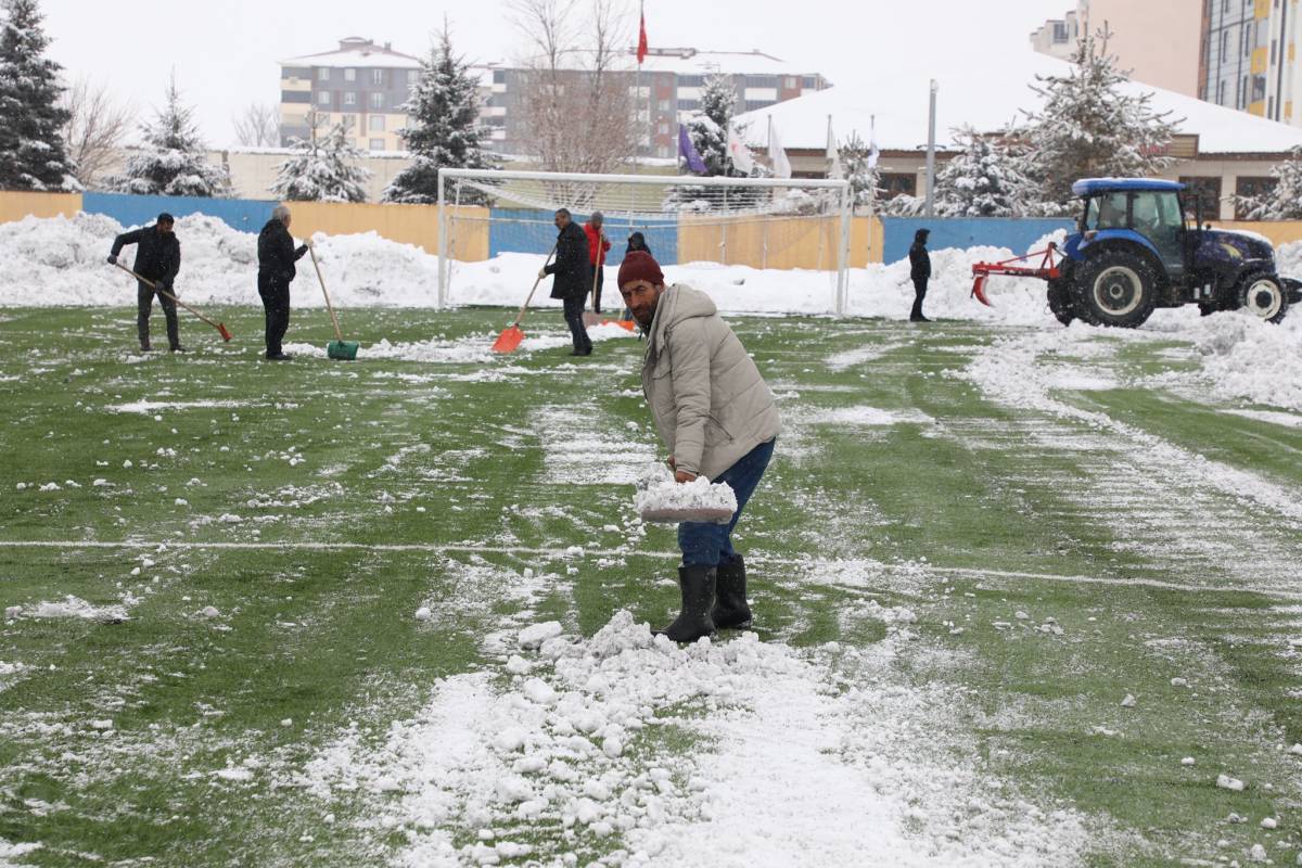 Ağrı Vali Lütfi Yiğenoğlu Stadyumu Maça Hazır