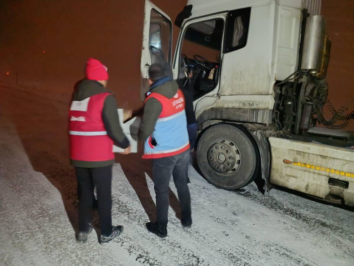 Diyadin’de yolda kalan vatandaşlara kumanya desteği