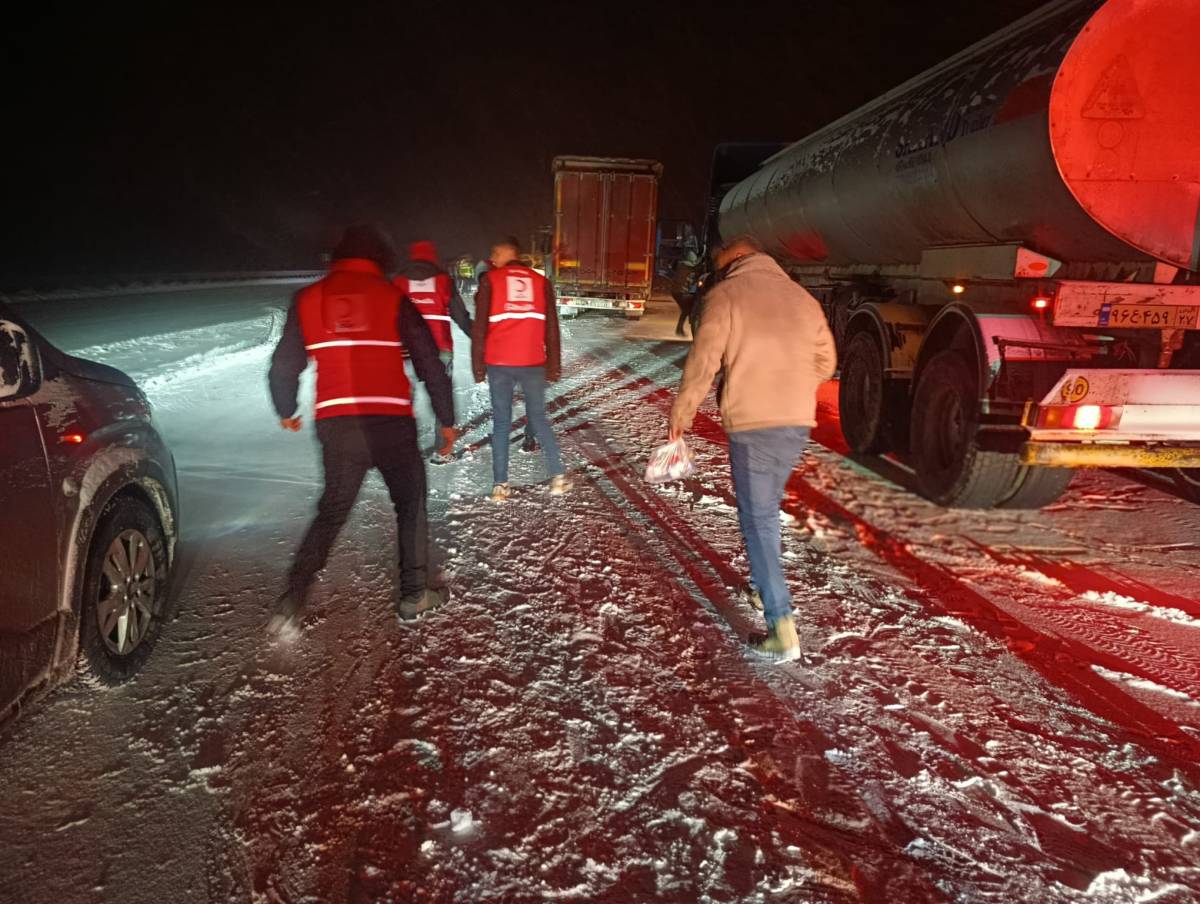 Diyadin’de yolda kalan vatandaşlara kumanya desteği