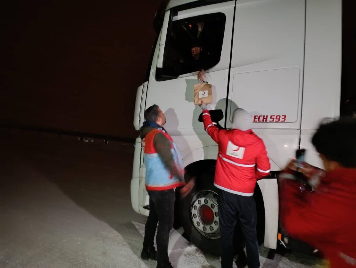 Diyadin’de yolda kalan vatandaşlara kumanya desteği