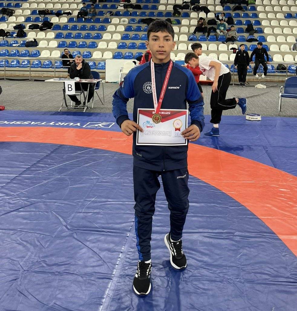 Ağrılı sporcu Berat Çelik 44 kiloda zirvede