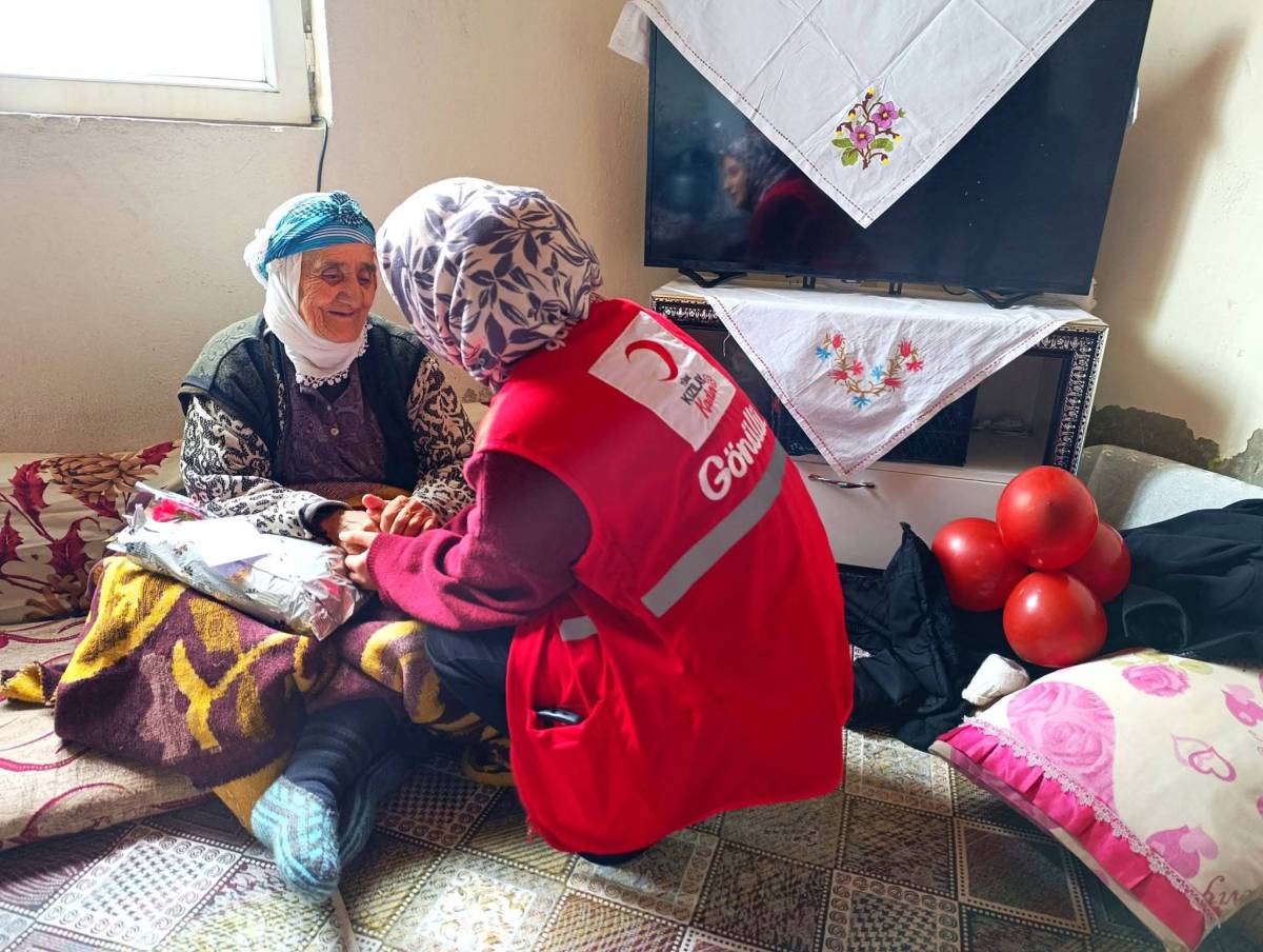 Kızılay Kadın Gönüllüleri 8 Mart’ta Yaşlı Kadınları Unutmadı