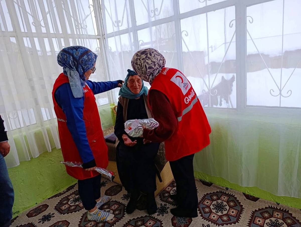 Kızılay Kadın Gönüllüleri 8 Mart’ta Yaşlı Kadınları Unutmadı