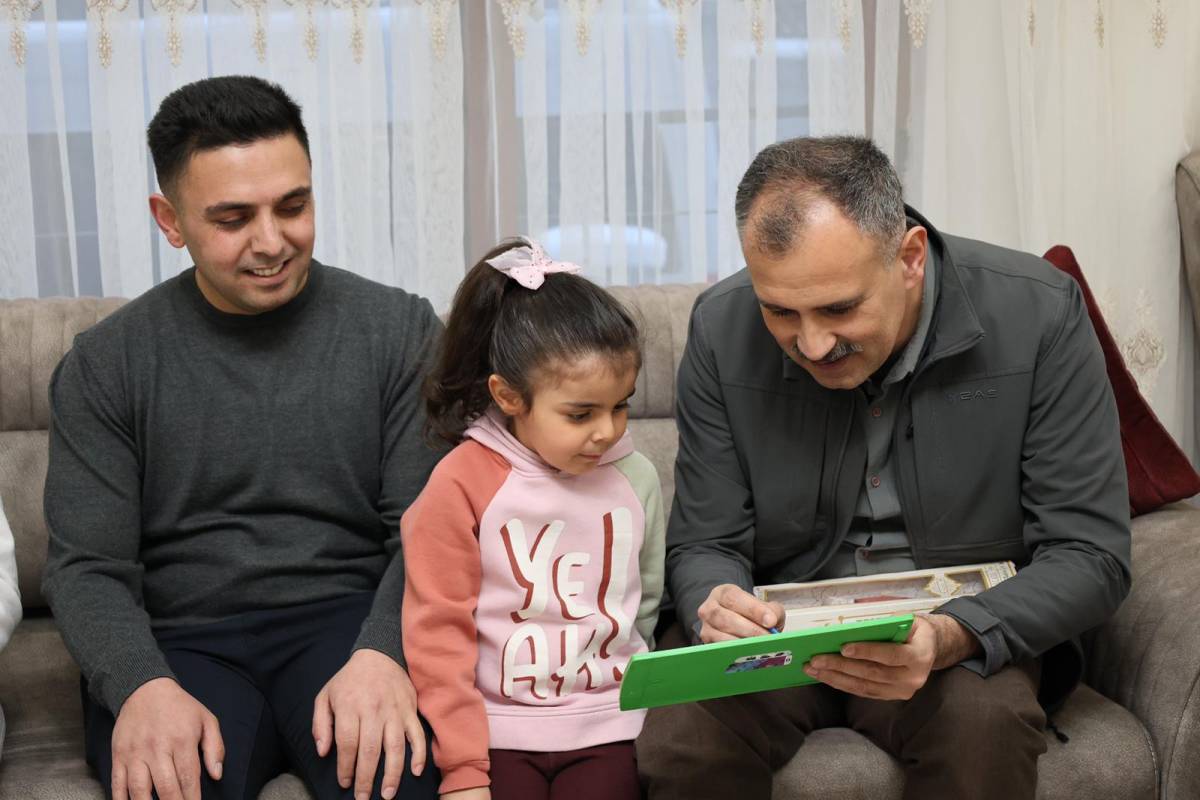 Ağrı Valisi Bozkurt gönüllere dokunmaya devam ediyor