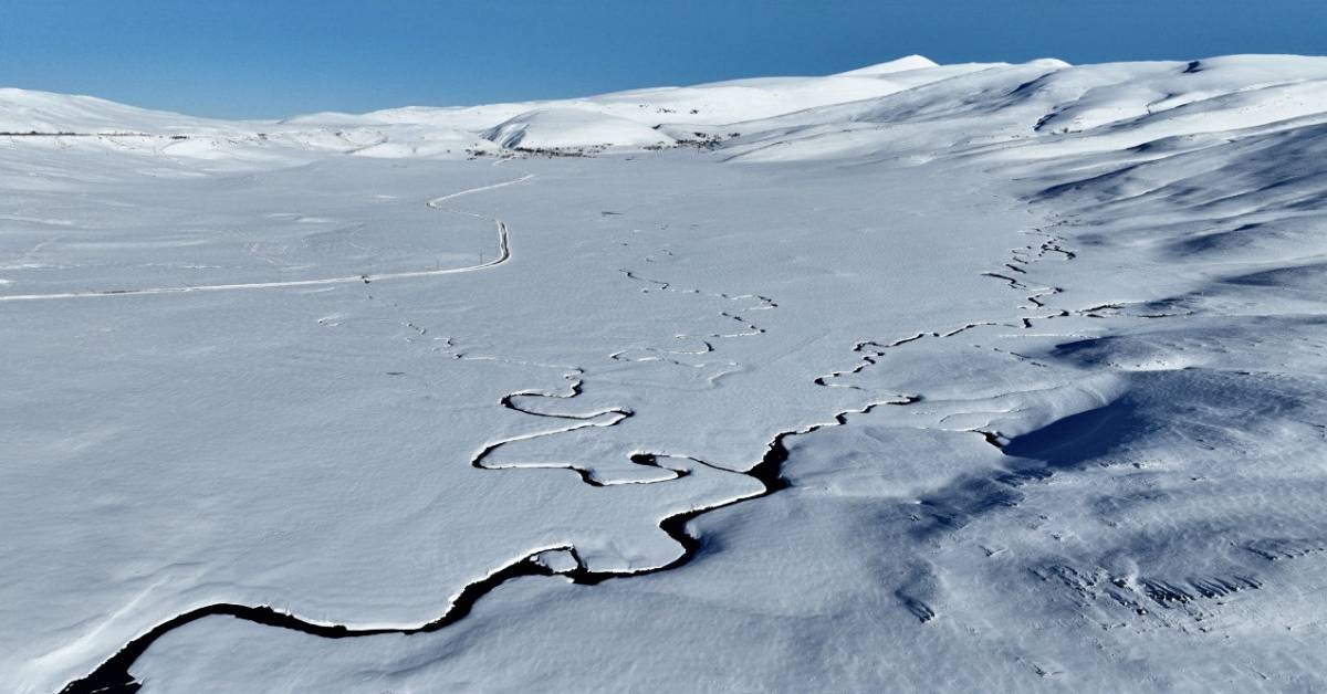 Ağrı’da kar altındaki Menderesler büyüleyici görüntüler oluşturdu
