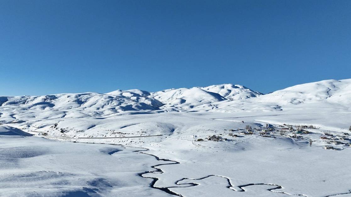 Ağrı’da kar altındaki Menderesler büyüleyici görüntüler oluşturdu