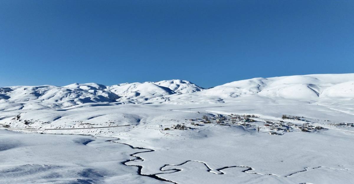 Ağrı’da kar altındaki Menderesler büyüleyici görüntüler oluşturdu