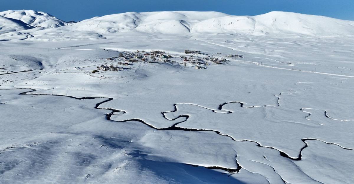 Ağrı’da kar altındaki Menderesler büyüleyici görüntüler oluşturdu
