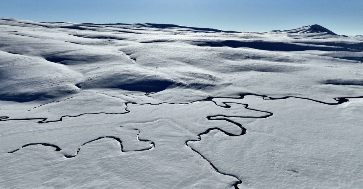 Ağrı’da kar altındaki Menderesler büyüleyici görüntüler oluşturdu