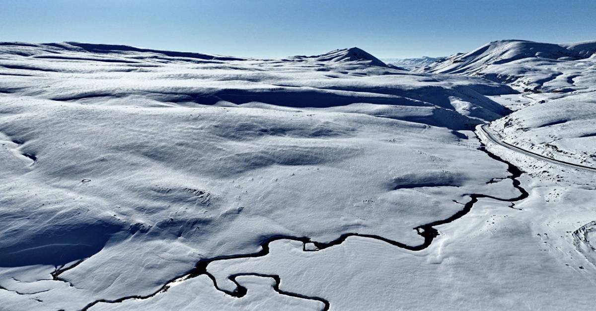 Ağrı’da kar altındaki Menderesler büyüleyici görüntüler oluşturdu