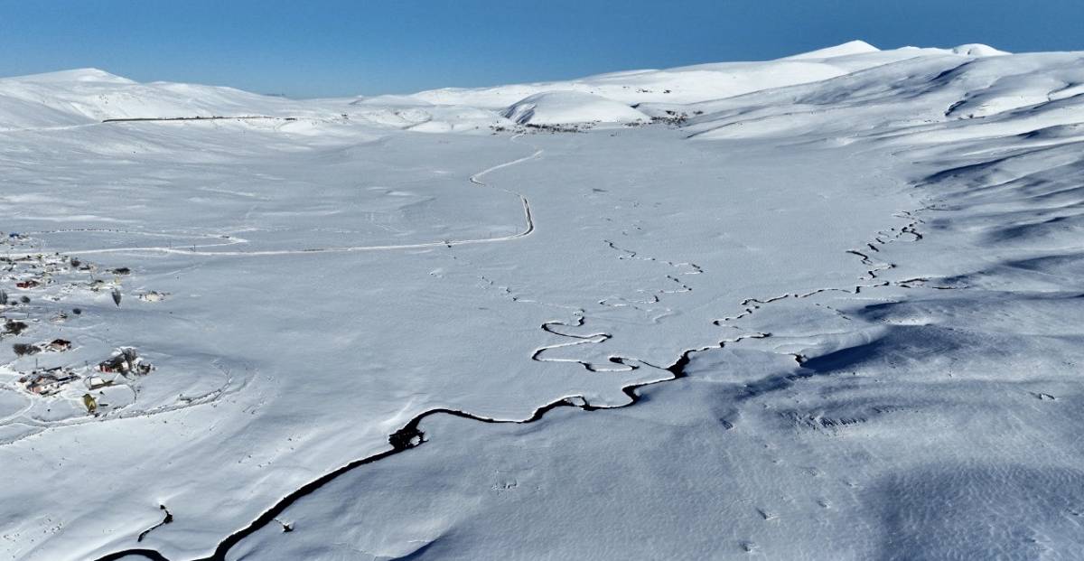 Ağrı’da kar altındaki Menderesler büyüleyici görüntüler oluşturdu