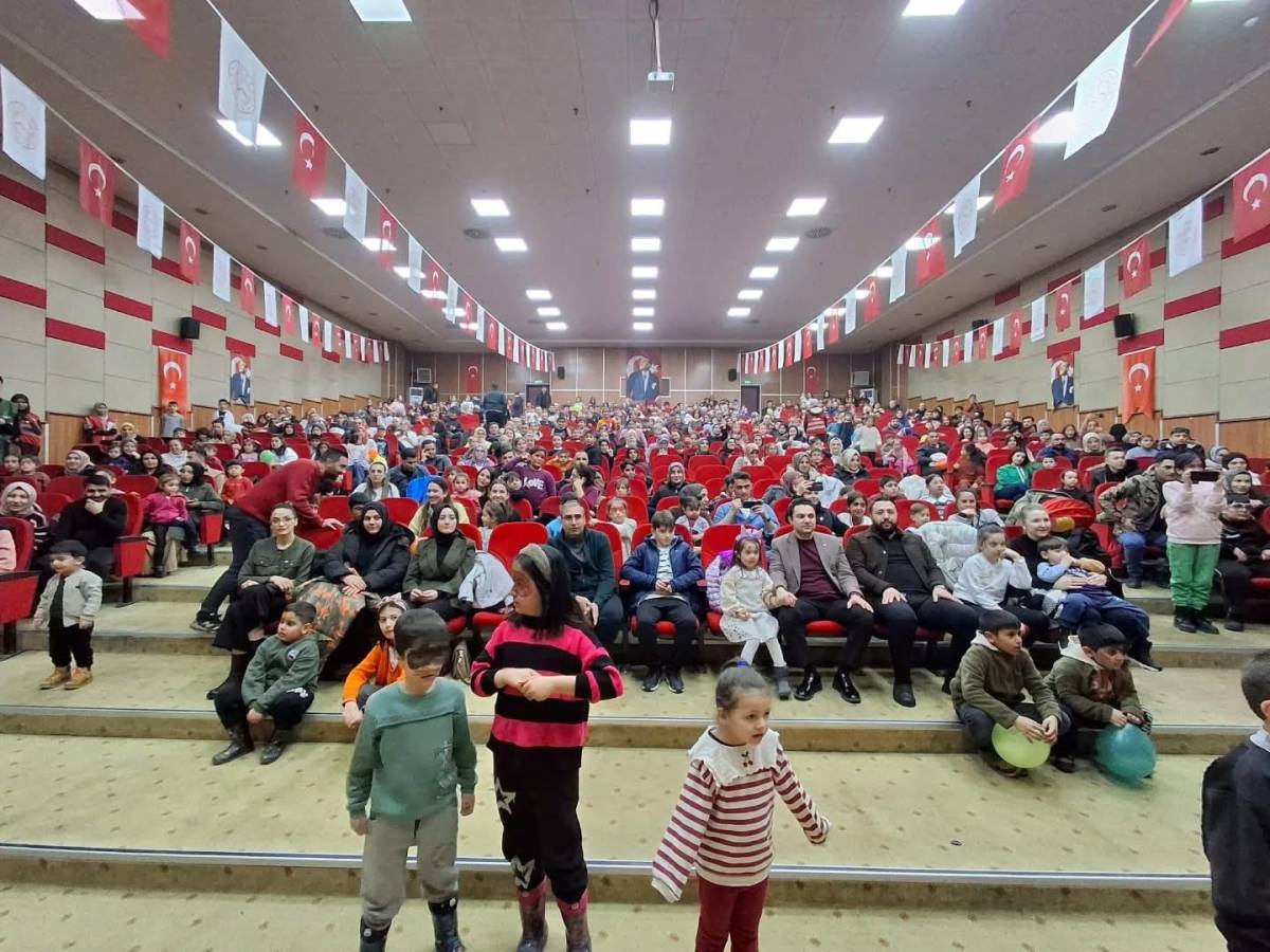 Ağrı’da Ramazan Şenlikleri kapsamında çocuk tiyatrosuna yoğun ilgi