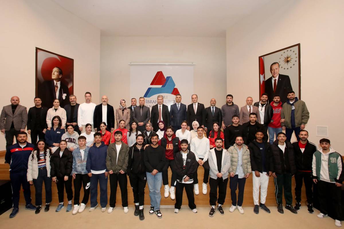 AİÇÜ’de Spor Başarısı Taçlandırıldı