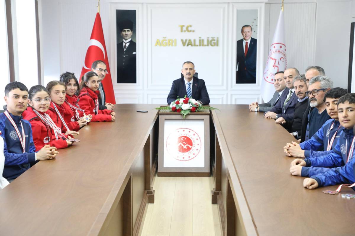 Ağrı’yı gururlandıran sporculara Vali Bozkurt’tan destek
