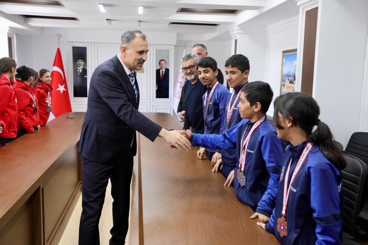 Ağrı’yı gururlandıran sporculara Vali Bozkurt’tan destek