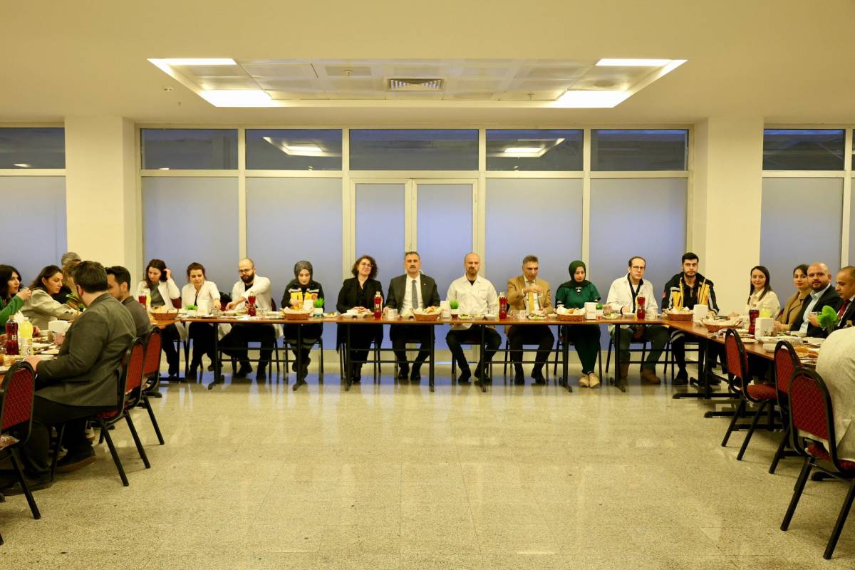 Ağrı’da 14 Mart Tıp Bayramı’nda sağlıkçılar aynı sofrada buluştu