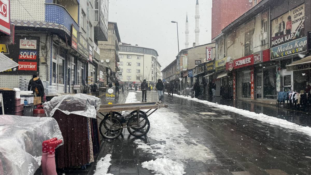 Ağrı’da kar yağışı etkisini artırdı