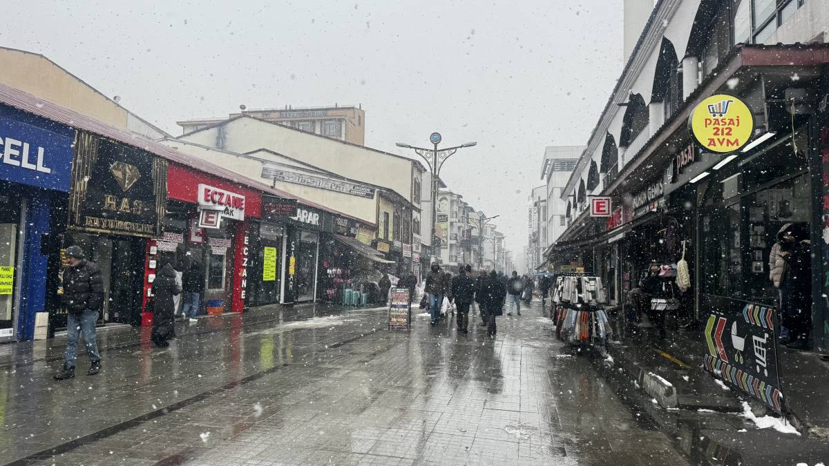 Ağrı’da kar yağışı etkisini artırdı