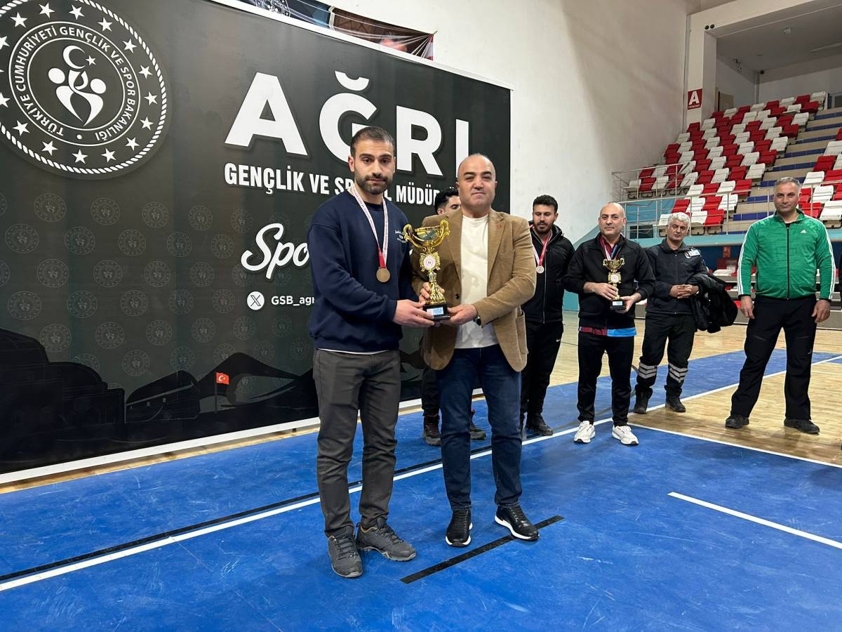 Ağrı’da sağlık çalışanları masa tenisi turnuvasında buluştu