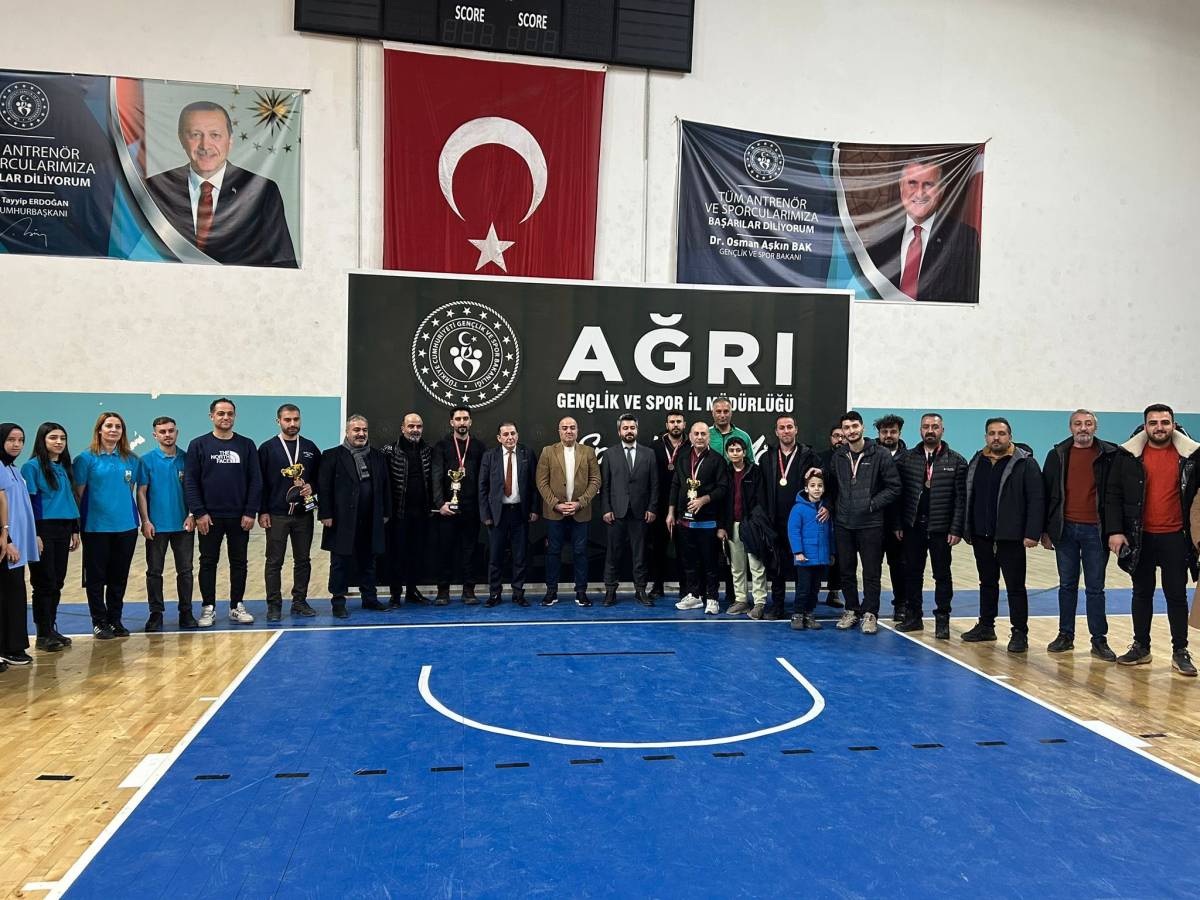 Ağrı’da sağlık çalışanları masa tenisi turnuvasında buluştu