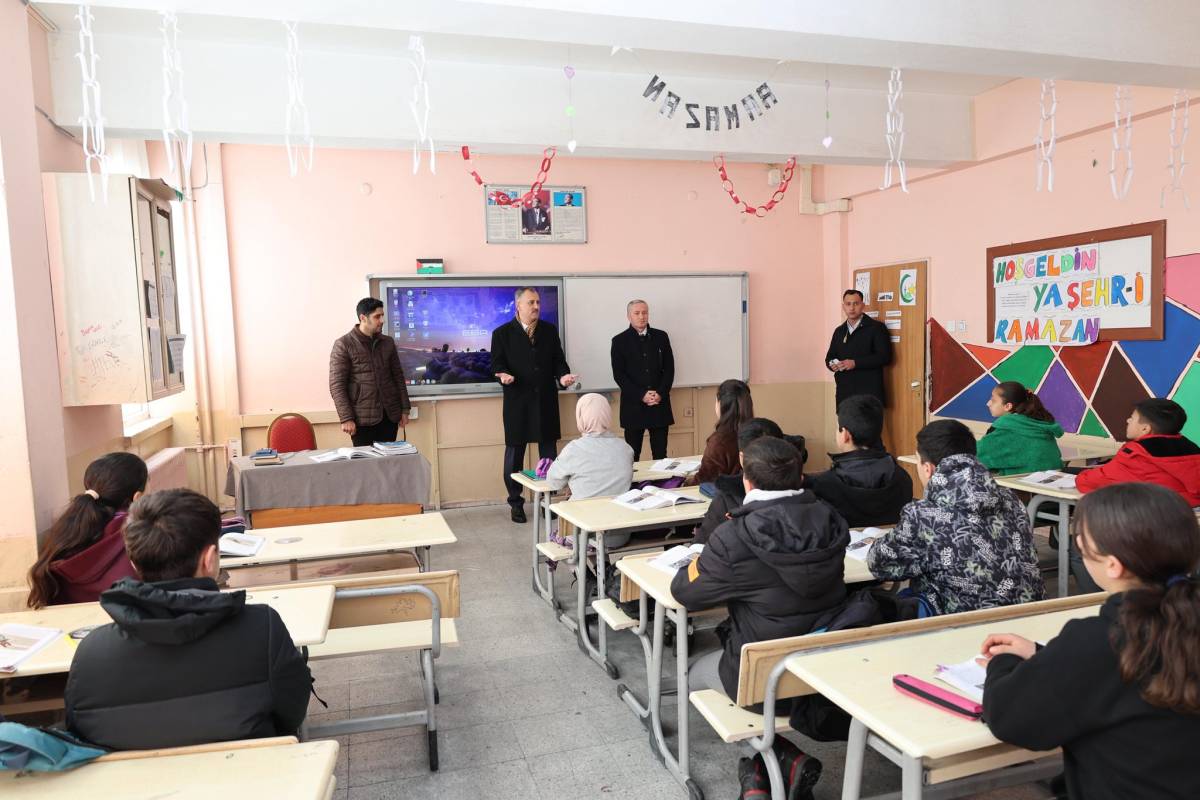 Vali Bozkurt, öğrencilerin daha güvenli öğrenim ortamı için sahada