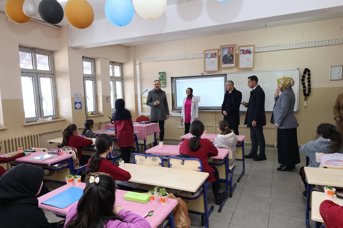 Vali Bozkurt, öğrencilerin daha güvenli öğrenim ortamı için sahada