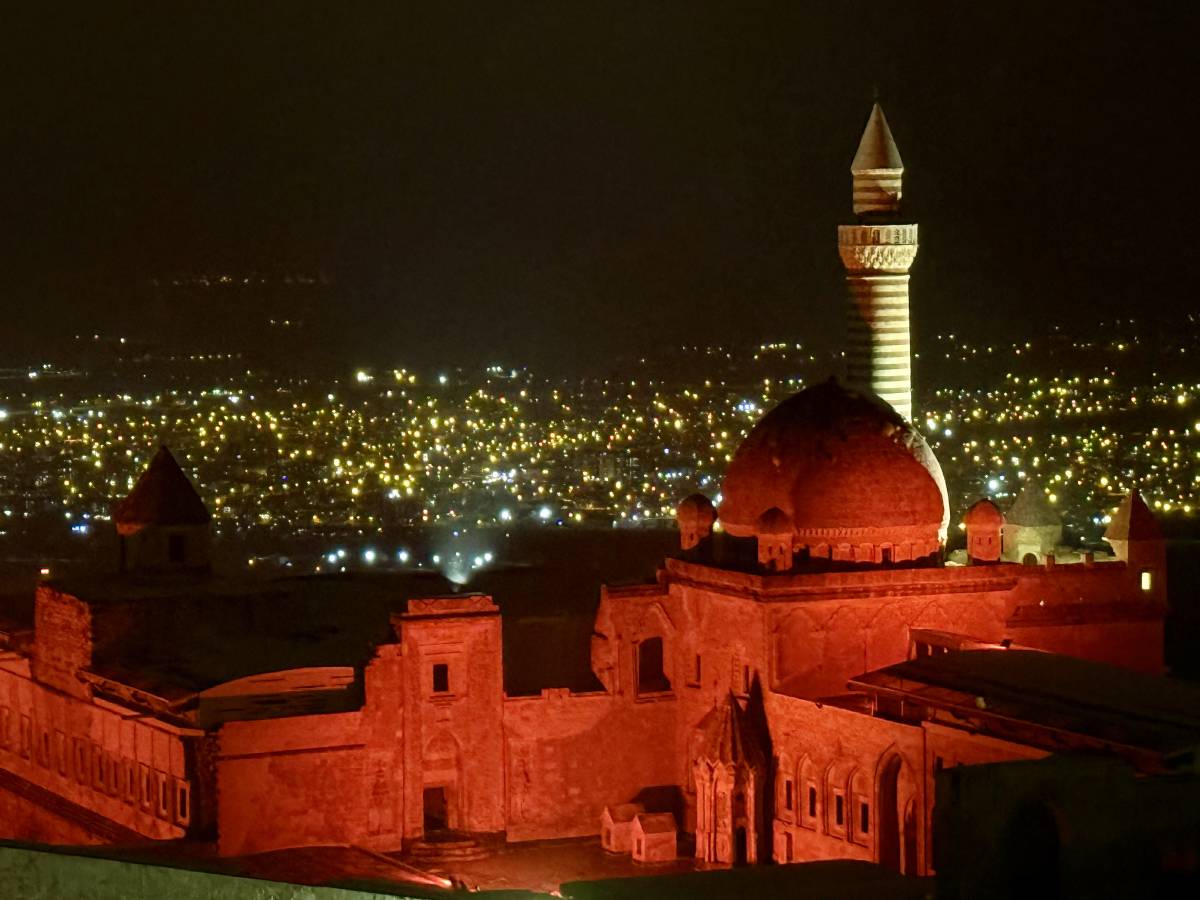 Ağrı’nın Tarihi Sarayı Tıp Bayramı’nda sağlık çalışanları için kırmızıya büründü