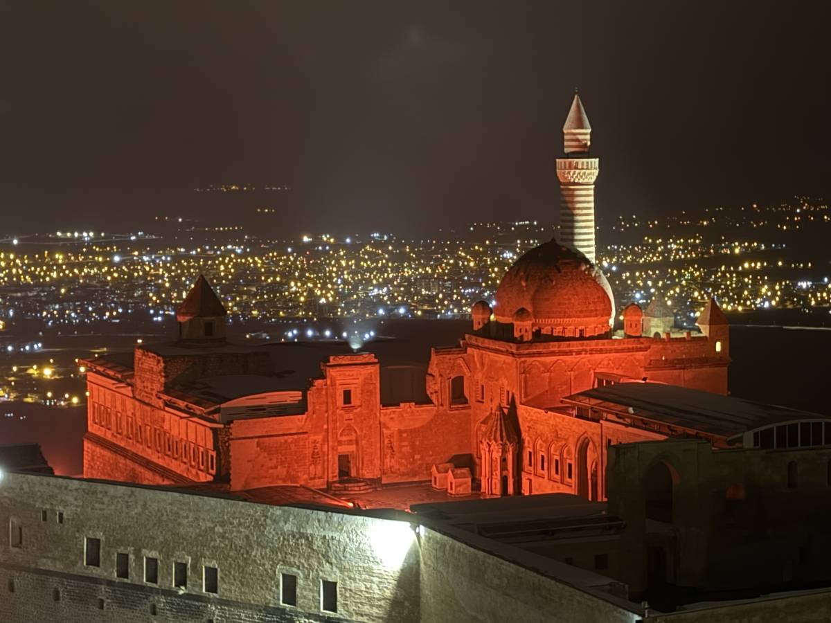 Ağrı’nın Tarihi Sarayı Tıp Bayramı’nda sağlık çalışanları için kırmızıya büründü
