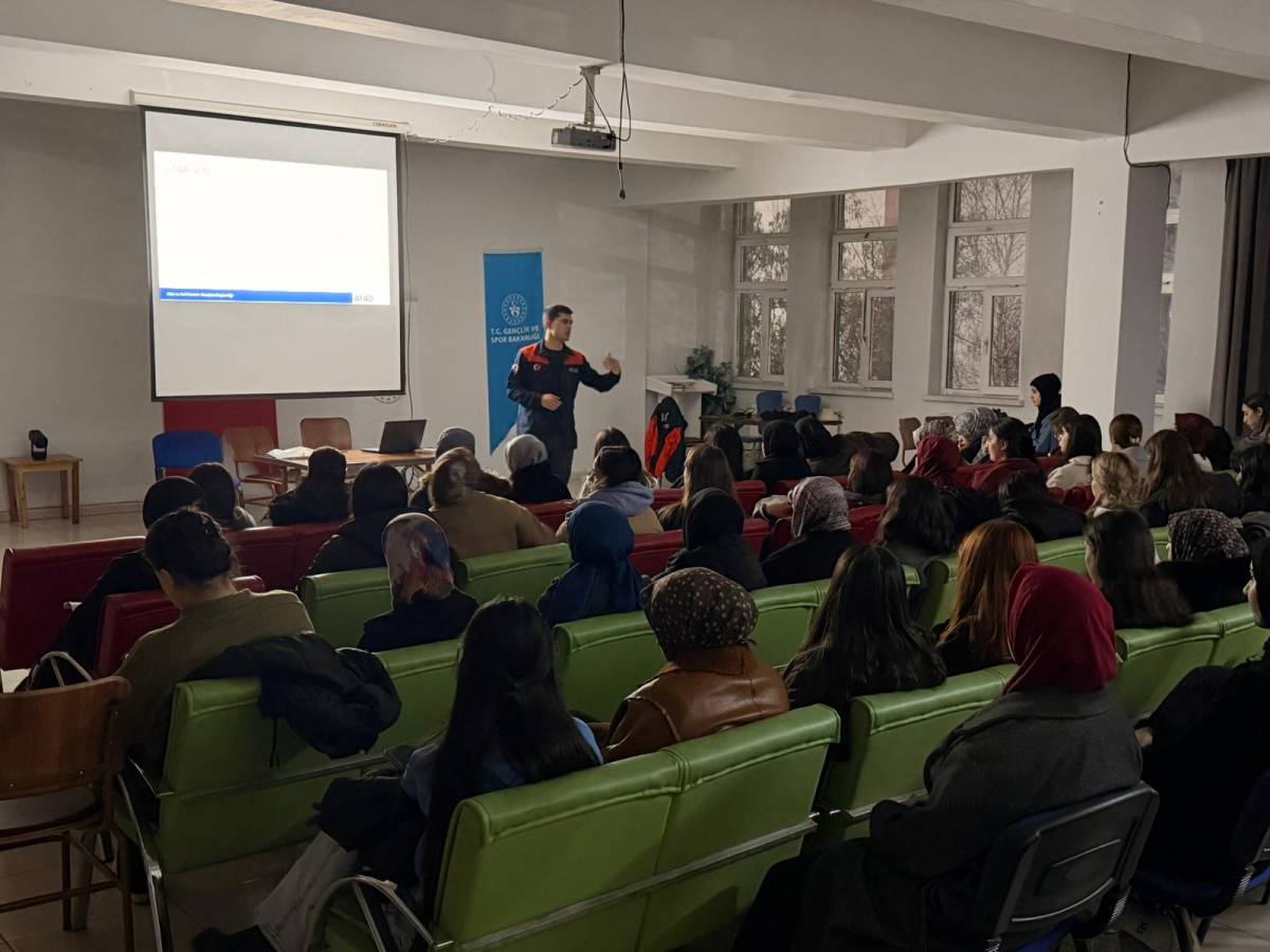 Ağrı’da öğrencilere “Destek AFAD Gönüllüsü” eğitimi verildi