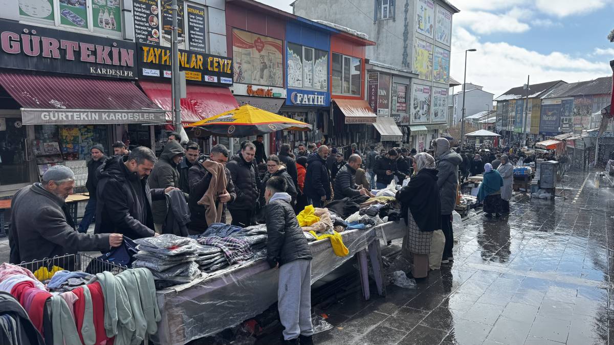 Ağrı’da bayram alışverişi yoğunluğu caddelere taştı
