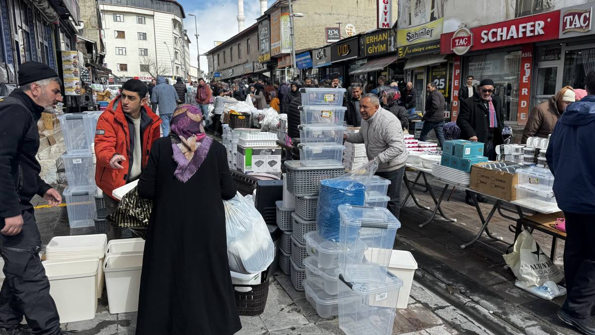 Ağrı’da bayram alışverişi yoğunluğu caddelere taştı